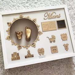 تصویر قاب تندیس دست و پای کودک با حک اسم و مشخصات تولد 