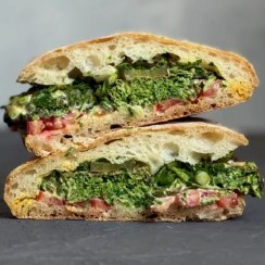 تصویر ساندویچ کوکو سبزی با نان چاپاتا 