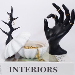 تصویر ست استند جواهرات و انگشتررو میزی مدل دست و جا جواهری طرح صدف 