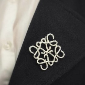 تصویر سنجاق سینه Loewe 