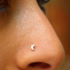 تصویر پیرسینگ بینی ماه 