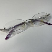 تصویر عینک طبی بدون فریم با دسته‌های بنفش 
