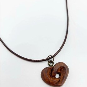 تصویر گردنبد چوبی طرح قلب 