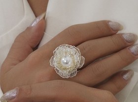 تصویر انگشتر زنانه مرواریدی طرح طلا گل مینیاتوری نانو رنگ ثابت Women's pearl ring, gold design, miniature flower, nano fixed color