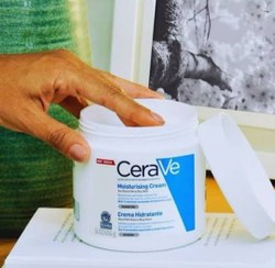 تصویر کرم مرطوب کننده و آبرسان سراوی Cerave مناسب پوست خشک و خیلی خشک 