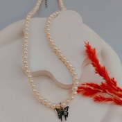 تصویر گردنبند مرواریدی با پلاک پروانه 