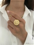 تصویر انگشتر ورساچه گرد نگین‌دار 