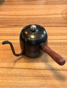 تصویر (کتل قهوه‌جوش) دسته چوبی کتل قهوه دسته چوبی با خروجی باریک – کنترل دقیق جریان آب برای دم‌آوری حرفه‌ای.