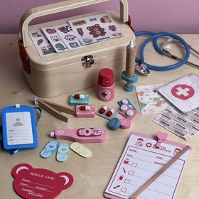 تصویر اسباب بازی پزشکی با جعبه چوبی دسته دار کد 997- first aid doctor toy set 