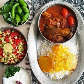 تصویر غذای خانگی چلو خورشت قیمه بادمجان با برنج ایرانی . (پسکرایه هزینه ارسال موقع تحویل با مشتری ) 