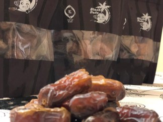 تصویر خرما پیاروم درجه یک در بسته های 700 گرمی grade 1 piarom date with 700g package