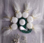 تصویر گیفت عقد و عروسی مدل پیونی با تور و روبان رنگ نباتی پک ۵۰ عددی 