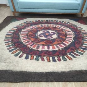 تصویر نمد فرش دستبافت بانوی ترکمن طرح سنتی 