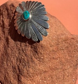 تصویر گل سینه نقره مدل گل کارشده با نگین فیروزه نیشابور 