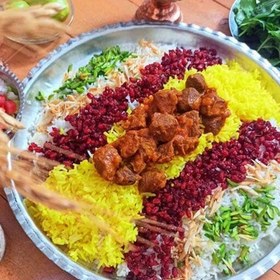 تصویر قیمه نثار پرملات همراه باگوشت و زعفران مغز بادام و پسته و زرشک فراوان با برنج ایرانی 