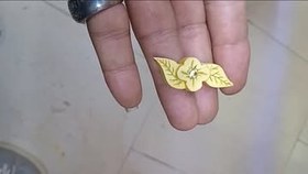 تصویر سنجاق سینه چوبی زنانه طرح گل 