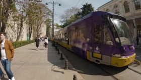 تصویر دانلود فوتیج تراموا مدرن و عابران پیاده در استانبول Urban Scene With Modern Tram And Pedestrians In Istanbul 