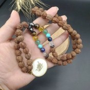 تصویر رولباسی هفت چاکرا و مهره های رودراکشا اصل معدنی با پلاک استیل رنگ ثابت و صدف اصل سنبل مرداد ماه کد 8956 