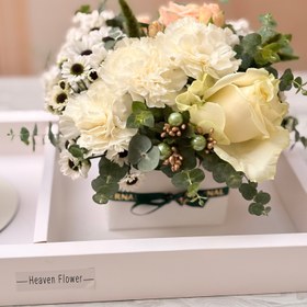 تصویر باکس گل و کیک سفید 