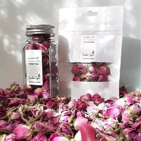 تصویر غنچه گل محمدی وزن خالص 15 گرم داخل شیشه مک کارتی 12 سانتی با درب کانتینری و لیبل چاپی ضدآب 