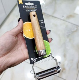 تصویر پوست کن دو طرفه شنگیا با دسته چوبی 