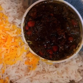 تصویر خورشت قورمه سبزی لذیذ با برنج ایرانی طارم هاشمی 