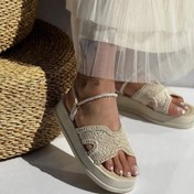 تصویر صندل زنانه گیپور دوحالته با زیره پیو رنگ کرم و مشکی 