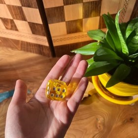 تصویر تاس شیشه ای رنگی بزرگ سایز 24 میل Dice