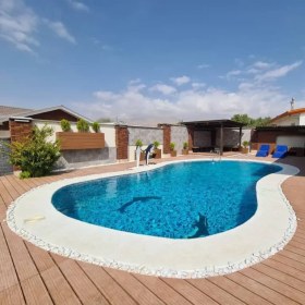 تصویر کفپوش دور استخر 