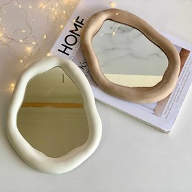 تصویر آینه دفرمه سفید و کرم 