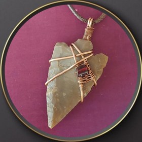 تصویر گردنبند دستساز کوبه استودیو از عقیق با تراش سرنیزه ای،مس و سنگ گارنت koobestudio necklace 