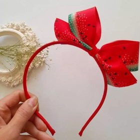 تصویر تل پاپیونی یلدا سبک و کم حجم روی سر بسیار زیباست 