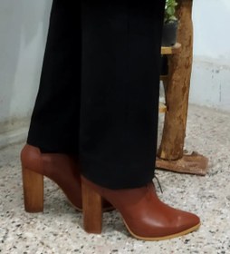 تصویر کفش زنانه چرم طبیعی ،رویه چرم گاوی مرغوب،آسترچرم طبیعی،پاشنه چوب راش وسبک وراحت حدود۸سانت،رنگ فقط مشکی،سایز فقط۳۸ 
