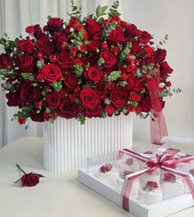 تصویر باکس گل و کاپ کیک خواستگاری سفید قرمز فلوبار White and Red Engagement Flower Box and Cupcakes FlowBar