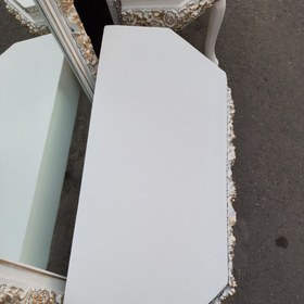 تصویر میز و آیینه چوبی تمام گل سفید طلایی(120در70) 
