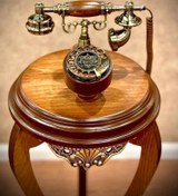 تصویر تلفن کلاسیک ایستاده 