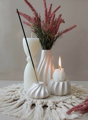 تصویر ست دکوری با رومیزی مکرومه بافی و اکسسوری سنگ مصنوعی و شمع مدل گره 