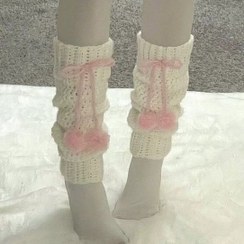 تصویر لگ وارمر بافتنی سفید منگوله دار 