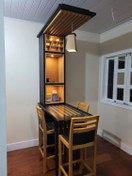 تصویر میز بار خانگی مدرن با صندلی و کابینت دیواری 