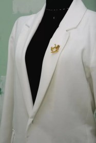 تصویر کد A-175 | گل‌سینه چرخ خیاطی طلایی 