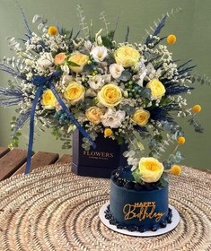 تصویر پک هدیه و کیک تولد با گل برای دختر 25 ساله 