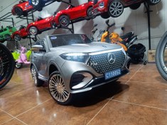 تصویر ماشین شارژی benz بزرگ دو نفره فول خاکستری متالیک 