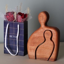 تصویر مجسمه پدر همراه رز جاودان 