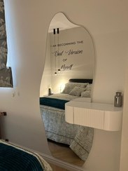 تصویر آینه قدی روشا با شلف 