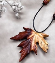 تصویر گردن اویز چوبی برگ The neck of the wooden leaf hanger