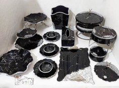 تصویر سرویس ظروف پذیرایی رزینی مشکی نقره ای طرح ماربل رگه دار 