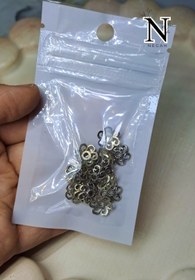 تصویر بین مهره ایی فلزی رنگ نقره ایی 