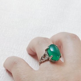 تصویر انگشتر نقره زنانه با نگین عقیق سبز برند شاران 