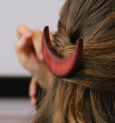 تصویر گیره مو چوبی طرح ماه Moon design wooden hair clip