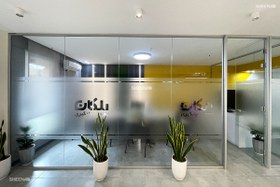 تصویر پارتیشن شیشه ای تکجداره فریم لس Glass Partition